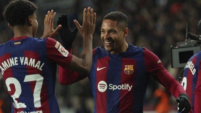 Vitor Roque merayakan gol bersama Lamine Yamal dalam laga Liga Spanyol 2023-2024 antara Barcelona vs Osasuna di Stadion Olimpic Lluis Companys, 31 Januari 2024.