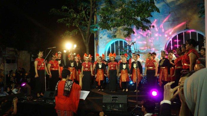 Voice of SWCU menampilkan folksong dalam gelaran Fiesta Folklore Nusantara di Taman Garuda, Kota Lama Semarang, Jumat (15-09-2023).
