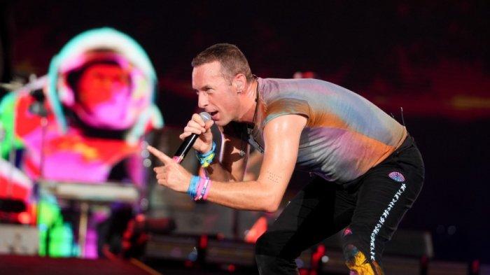 Vokalis Coldplay Chris Martin dalam konser bertajuk Music of the Spheres World Tour,  di Stadion Utama Gelora Bung Karno (SUGBK) Senayan, Rabu (15/11/2023). Kompas.com/Roderick Adrian