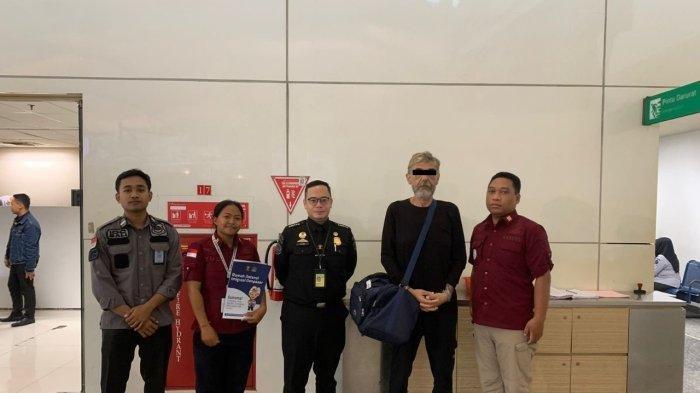 WNA asal Rusia, Evgenii dikawal petugas imigrasi saat menjalani proses deportasi usai menjalani masa pidana kasus pemerasan.