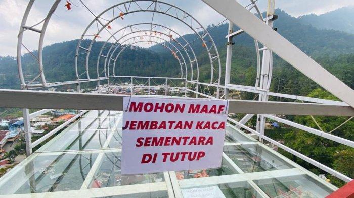 Wahana Jembatan Kaca yang ada di The Geong, Guci, Kabupaten Tegal sementara waktu ditutup imbas peristiwa naas jembatan kaca retak yang terjadi di The Geong, kompleks Hutan Pinus Limpakuwus, Kabupaten Banyumas, dan menewaskan seorang pengunjung. Adapun foto diambil saat sedang memantau langsung ke lokasi di The Geong Guci, Selasa (31/10/2023).