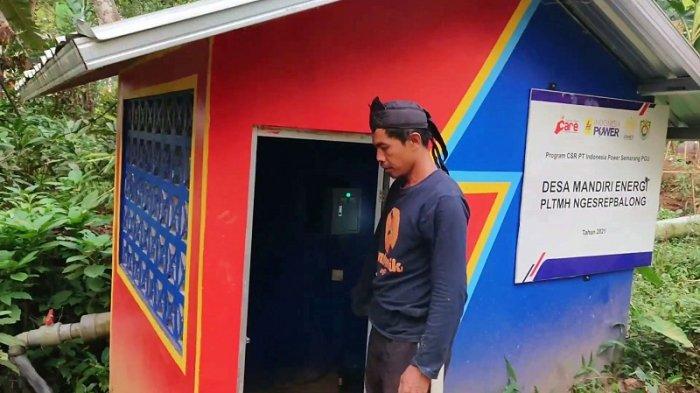 Wahyudi Ketua Pokdarwis Gunungsari Pucuke Kendal, menunjukkan Pembangkit Listrik Tenaga Mikro Hidro (PLTMH), Sabtu (9/12/2023). PLTMH yang ada di Desa Ngesrepbalong Kabupaten Kendal tersebut menjadi sumber penggerak perekonomian pemuda desa, untuk mencukupi kebutuhan listrik Kedai Kopi Pucuke Kendal.