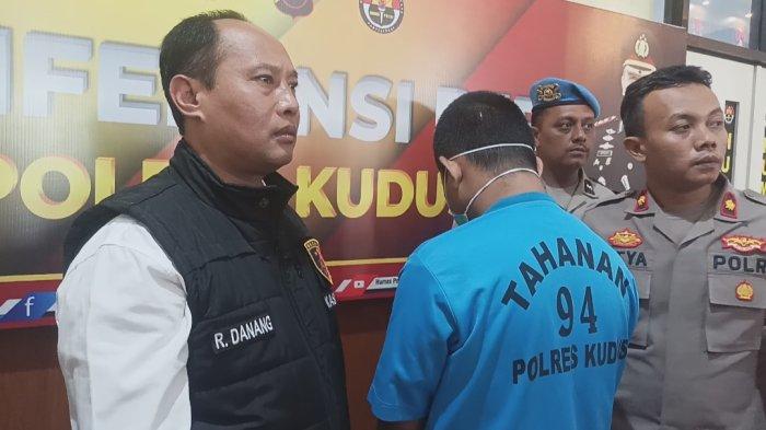 Wakapolres Kudus Kompol Satya Adi menghadirkan tersangka berinisial NEA yang tega membacok teman mabuknya di rumahnya sendiri yang terletak di Kecamatan Jati, Kabupaten Kudus.
