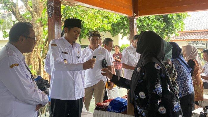 BTBF — Wakil Bupati Banjarnegara, Wakhid Jumali, saat mengunjungi stan-stan pelaku wisata di Banjarnegara dalam Banjarnegara Tourism Bussines Forum (BTBF) ke 2 yang dilaksanakan di Pendopo Dipayuda, Rabu (14/5/2025).