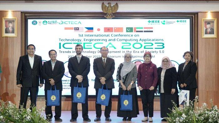 Wakil Rektor I USM, Prof Dr Ir Sri Budi Wahjuningsih MP (Tiga dari Kanan) dan Wakil Rektor II USM Dr Titin Winarti (Dua dari kanan) pada gelaran International Conference on Technology, Engineering, and Computing Applications (ICTECA) 2023 di USM