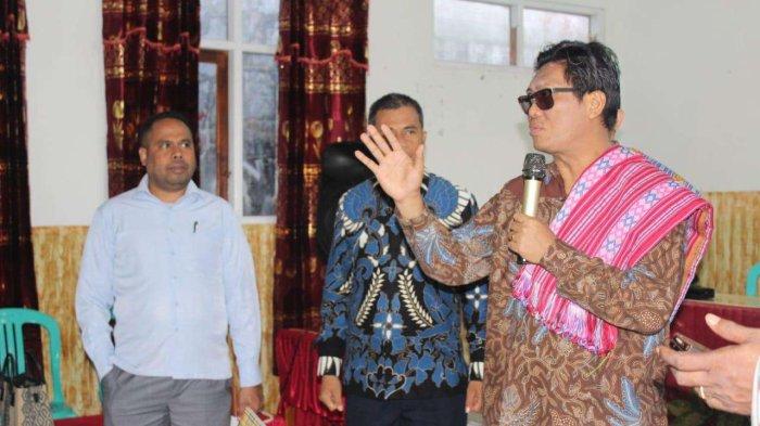 Wakil Rektor UKSW Bidang Kerja Sama dan Kealumnian Prof. Yafet Yosafet Wilben Rissy, S.H., M.Si., LLM., Ph.D. (AFHEA) saat memberikan sambutan dalam kegiatan Workshop Revitalisasi Sekolah GMIT.