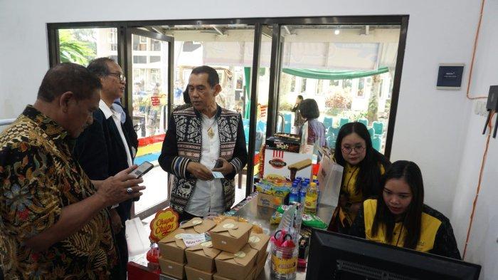 WR RIK UKSW Prof. Eko Sediyono tengah berbelanja dalam pembukaan cabang baru Satya Mart di Kampus Kartini, Selasa (03-06-2025). (Dok)