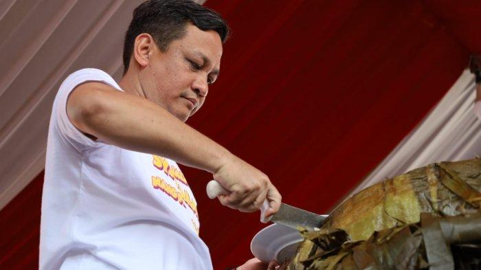 Wali Kota Mas Aaf sedang memotong lupis raksasa untuk dibagikan kepada masyarakat