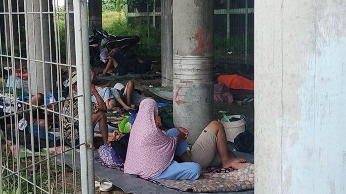 Warga Demak Mengungsi dibawah kolong jembatan akibat banjir yang merendam di Jalan Pantura Demak