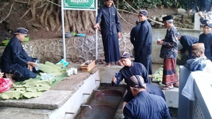 Warga Desa Colo, Kecamatan Dawe, Kabupaten Kudus kembali menggelar tradisi budaya 'Guyang Cekathak' memandikan pelana kuda Sunan Muria di Sendang Rejoso kawasan lereng Gunung Muria, Jumat (15/9/2023).