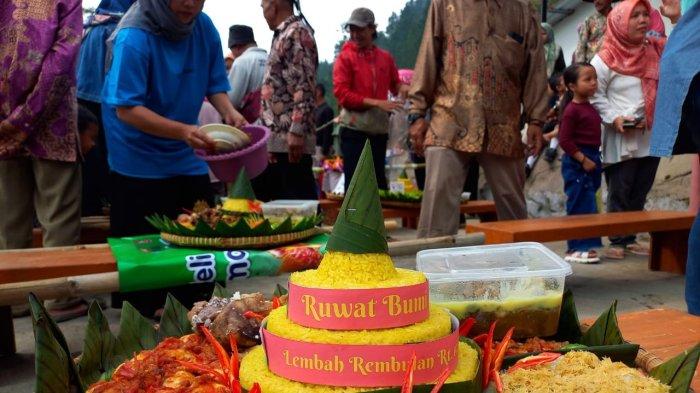 Warga Desa Rembul, Kecamatan Bojong, Kabupaten Tegal, saat mengikuti kegitan Ruwat Bumi yang berlangsung di area Wisata Lembah Rembulan, pada Rabu (2/8/2023) kemarin. Terlihat warga sedang mengarak tumpeng yang dibuat masing-masing RT.