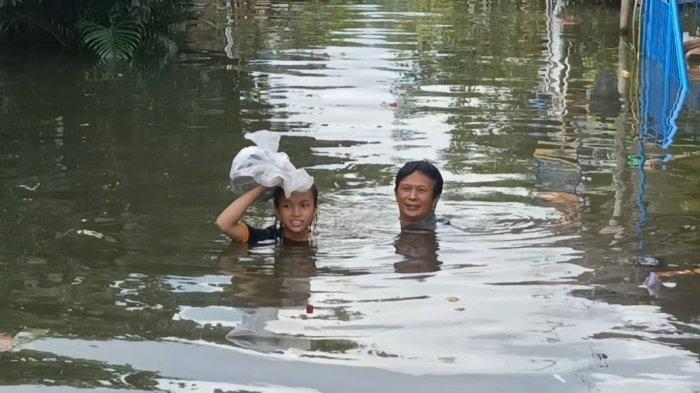ILUSTRASI BANJIR - Warga Desa Sriwulan, Kecamatan Sayung, Kabupaten Demak yang terendam banjir rob pada tahun 2022.