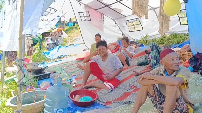 BANJIR BANDANG GROBOGAN: Warga Dusun Mintreng, Desa Baturagung, Kecamatan Gubug, Grobogan, mendirikan tenda darurat di Tanggul Sungai Tuntang, Selasa (11/3/2025). Alasan warga masih bertahan dan enggan ke pos pengungsian adalah untuk melindungi harta bendanya yang masih berada di rumah.