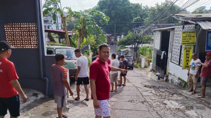 Warga Gajahmungkur Semarang Gotong Royong Perbaiki Jalan Cikurai Raya