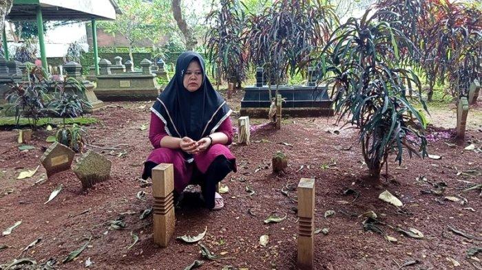 Poniyem berziarah ke makam suaminya di tempat  pemakaman umum Kelurahan Purwosari, Mijen, Kota Semarang, Sabtu (11/1/2025).