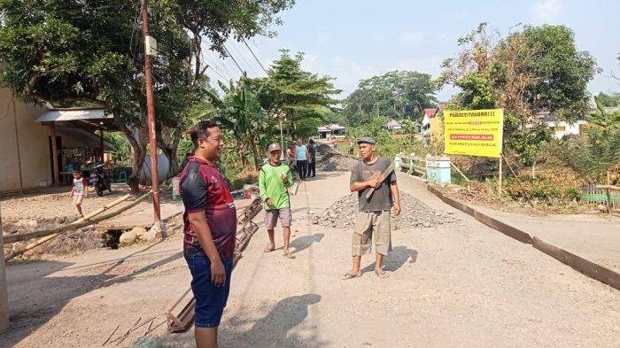 Warga RT 2 RW 8, Dusun Mekaragung, Desa Kebonagung, Kecamatan Kajen, Kabupaten Pekalongan, mengecor jalan sepanjang 250 meter menggunakan dana swadaya masyarakat.
