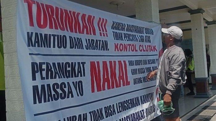 Warga Desa Wates, Kabupaten Magetan, memasang spanduk desakan kadus yang diduga tersandung kasus perselingkuhan dengan istri warga untuk mundur pada Senin (21/10/2024).