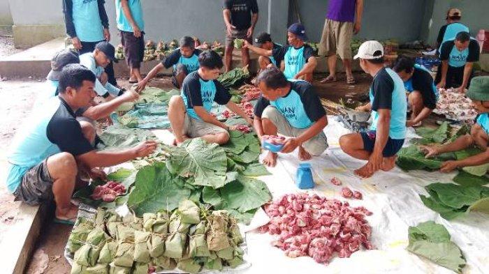 Warga di RT 1 RW 2, Desa Kracak, Kecamatan Ajibarang, Kabupaten Banyumas, saat menggunakan bungkus daun jati sebagai pembungkus hewan kurban, Kamis (29/6/2023).
