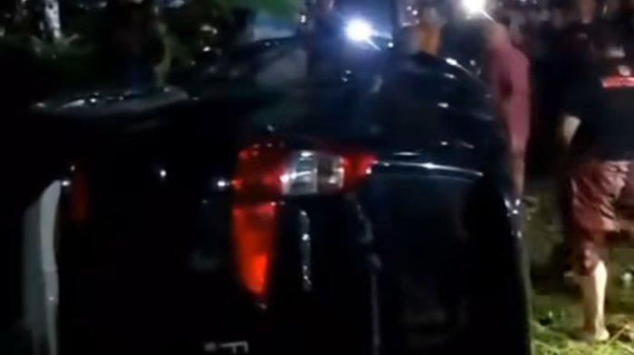 Warga gulingkan Avanza warna hitam yang terlibat dalam kecelakaan tabrak lari dan menewaskan satu lansia di Ponorogo.