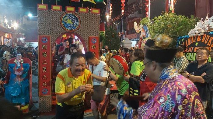 Warga keturunan Tionghoa melakukan ritual penyeberangan jembatan 7 bintang di Halaman Kelenteng Tek Hay Kiong Tegal, Sabtu (29/6/2024) malam.
