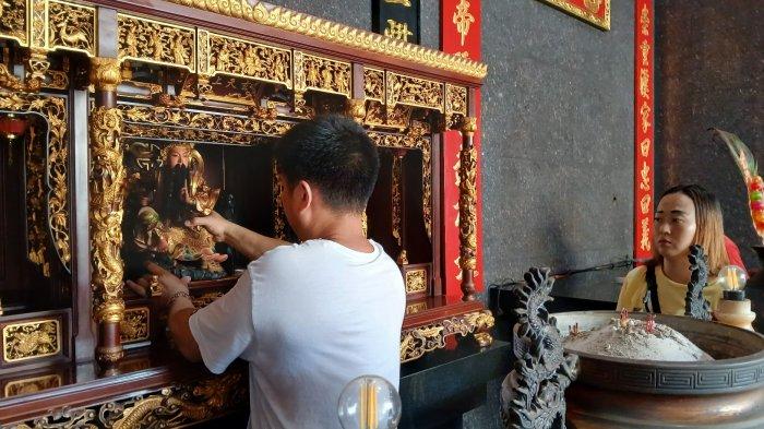 Warga keturunan Tionghoa menempatkan kembali patung dewa di altarnya setelah dimandikan air kembang di Kelenteng Tek Hay Kiong Tegal, Kamis (16/1/2025).