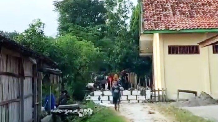 Warga melakukan penutupan jalan yang biasa dilewati Suparman, Sabtu (11/5/2024).