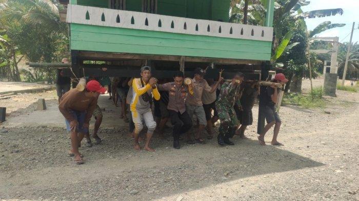 Warga pindah rumah dengan cara rumahnya diangkat. (Tribun Sulbar)