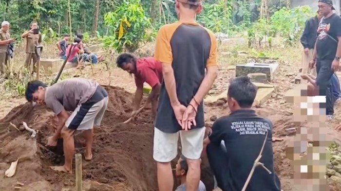 Warga saat melihat kejadian pembongkaran makam secara misterius terjadi di Desa Binangun, Kecamatan Mrebet, Kabupaten Purbalingga, Senin (20/5/2024) pagi.