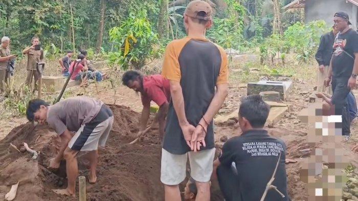 Warga saat melihat kejadian pembongkaran makam secara misterius terjadi di Desa Binangun, Kecamatan Mrebet, Kabupaten Purbalingga, Senin (20/5/2024) pagi.