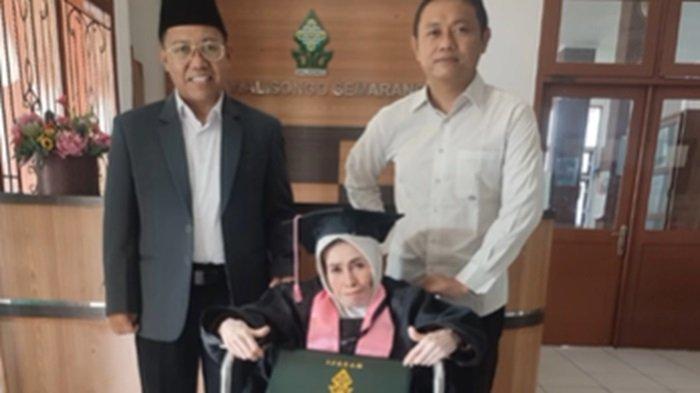Ibu wisuda usia 73 tahun