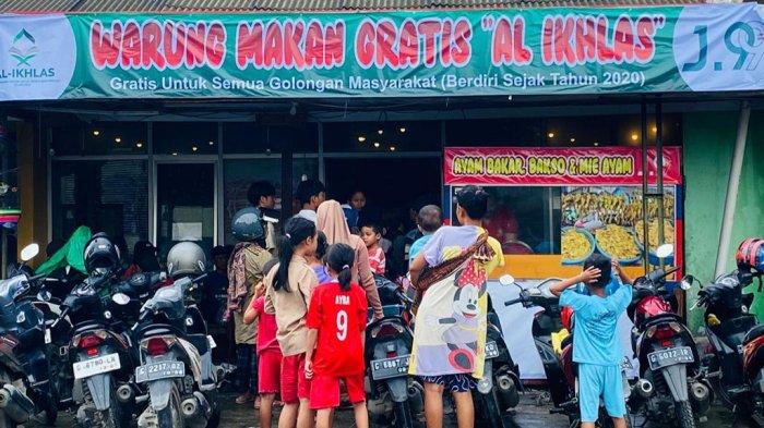 SEDANG ANTRE: Sejumlah warga terlihat sedang antre di depan Warung Makan Gratis Al Ikhlas cabang kedua yang baru saja buka untuk mendapat menu utama mie ayam dan lainnya. Beralamat di Jalan KH. Agus Salim, Procot, Kecamatan Slawi, Kabupaten Tegal, tepatnya di depan SMKN 1 Slawi, pada Sabtu (1/2/2025).
