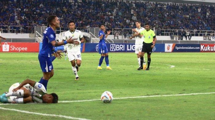 Wasit Aidil Azmi (baju hijau) menunjuk titik putih usai pemain PSIS Semarang Gali Freitas melanggar pemain Persib Bandung Daisuke Sato di area kotak penalti dalam pertemuan kedua tim di pekan ke-9 BRI Liga 1 2023/2024 di Stadion Jatidiri Semarang, Minggu (20/8/2023) malam. Wasit memberikan hadiah penalti bagi Persib atas kejadian tersebut.