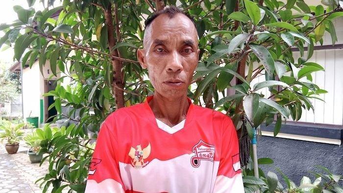 SAAT DIWAWANCARA - Wawan Suherwan (54) orang tua Adis saat diwawancara TribunJabar.id, di halaman Kantor Kecamatan Jatinangor, Sumedang, Kamis (13/2/2025) sore.