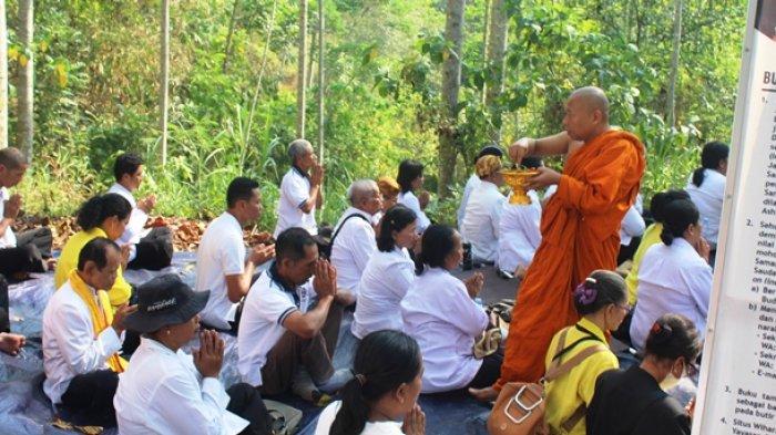 Acara puncak dalam kegiatan Napak Tilas Pandita Buddhayana Jawa Tengah saat menuju di Wihara Sima 2500 Buddha Jayanti, Banyumanik, Kota Semarang, Sabtu (29/9/2023).