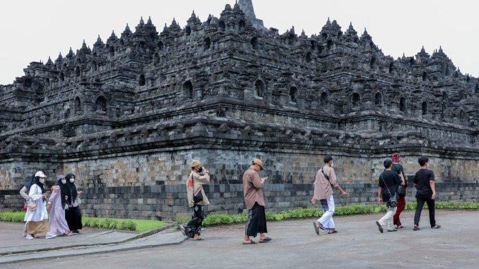 Wisatawan di pelataran Candi Borobudur Jawa Tengah.
