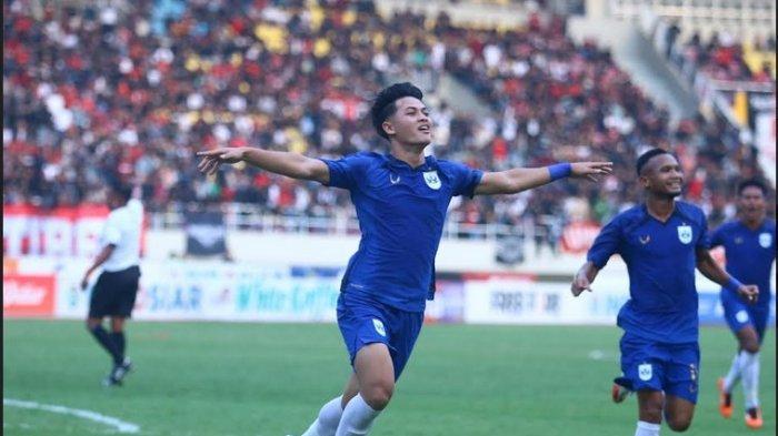 Wonderkid PSIS Semarang Alfeandra Dewangga mencatatkan namanya di papan skor dalam laga kontra Persis Solo dalam lanjutan laga Grup A Piala Presiden 2022 di Stadion Manahan Solo, Selasa (21/6/2022) sore. Alfeandra mencetak gol di menit ke 36, gol tersebut merupakan gol perdananya bersama PSIS di ajang ini.