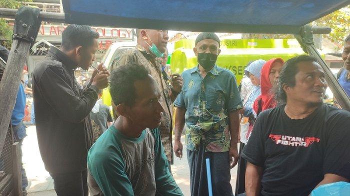 Abdul Hamid (31) pria asal Nganjuk, Jawa Timur, menaiki tower provider di Kampung Gurami RT 5 RW 8, Kuningan, Semarang Utara, Kamis (14/9/2023) sekira pukul 09.00 WIB. Ia mau turun selepas dibujuk tim gabungan untuk dibelikan rokok.