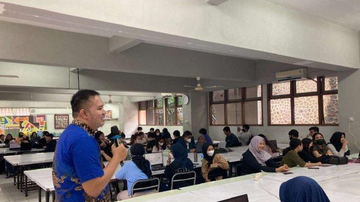Workshop “Sinau Bareng” Geometri Arsitektur Klasik, Bonifacio Bayu S., S.T., M.Sc., selaku Kepala Laboratorium Teori dan Sejarah Arsitektur (TSA) Fakultas Desain dan Arsitektur (FAD) SCU menggunakan Assassin’s Creed untuk meningkatkan minat serta kepekaan mahasiswa mempelajari prinsip desain arsitektur klasik.