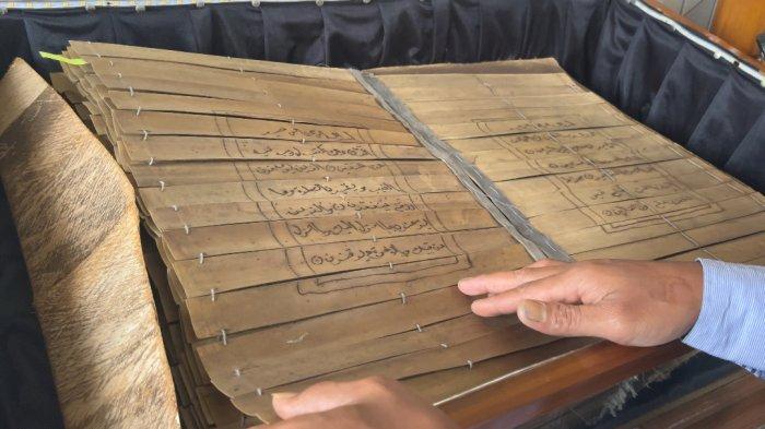 Wujud Al-Qur'an daun kurma yang disimpan di Masjid Asmalaqob Munfisi, Dusun Siyono, Desa Bojasari, Kecamatan Kertek, Kabupaten Wonosobo.