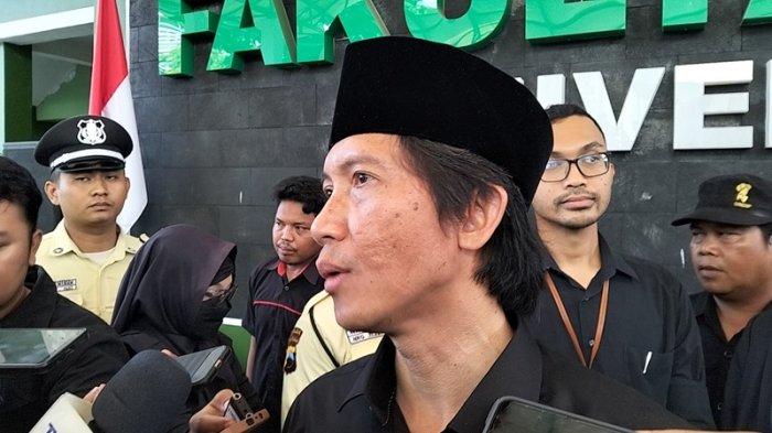 Dekan Fakultas Kedokteran Universitas Diponegoro  Yan Wisnu Prajoko berikan keterangan pers usai kegiatan apel pemberian dukungan di lapangan mini Fakultas Kedokteran Undip, Senin (2/9/2024).