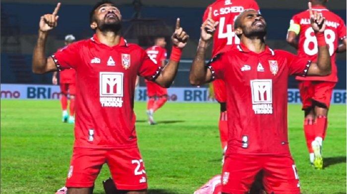 Yance Sayuri dan Yakob Sayuri merayakan gol Malut United