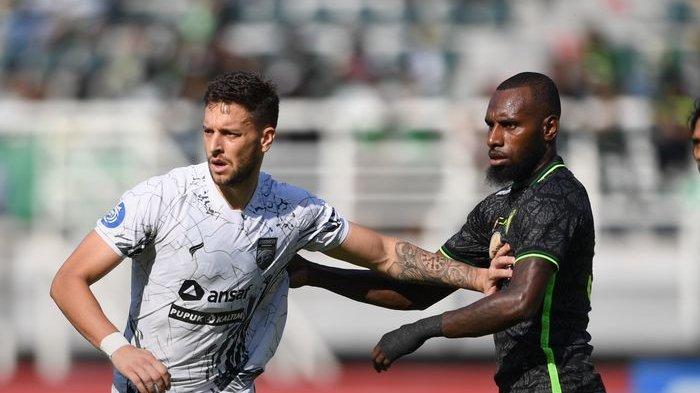 Felipe Cadenazzi berduel dengan Yohanes Kandaimu dalam laga Persebaya Surabaya Vs Borneo FC di Stadion Gelora Bung Tomo, Surabaya pada Minggu (3/9/2023).