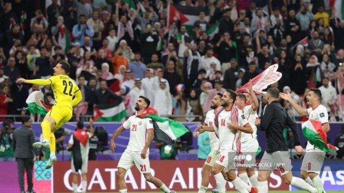 Penggawa Yordania melakukan selebrasi setelah mengalahkan Korea Selatan di penghujung pertandingan sepak bola semifinal Piala Asia AFC Qatar 2023 antara Yordania vs Korea Selatan di Stadion Ahmad Bin Ali di Al-Rayyan, sebelah barat Doha, pada 6 Februari 2024.