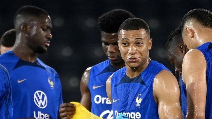 Youssouf Fofana (kiri) bersama rekan setimnya di Prancis, Aurelien Tchouameni (tengah), dan Kylian Mbappe (kanan) dalam sesi latihan jelang Piala Dunia 2022 di Stadion Jassim-bin-Hamad, Doha, Qatar, 17 November 2022.