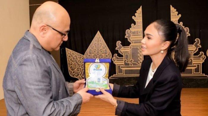 Yuni Shara dan Irwan Mussry saat bertemu dalam sebuah acara belum lama ini