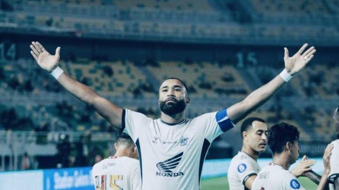 Pemain asing dan kapten PSM Makassar Yuran Fernandes selebrasi seusai menjebol gawang Persebaya Surabaya pada laga pekan ke-9 Liga 1 2024-2025 yang berakhir dengan skor 1-1 di Stadion Gelora Bung Tomo Surabaya, Rabu (23/10/2024) malam.