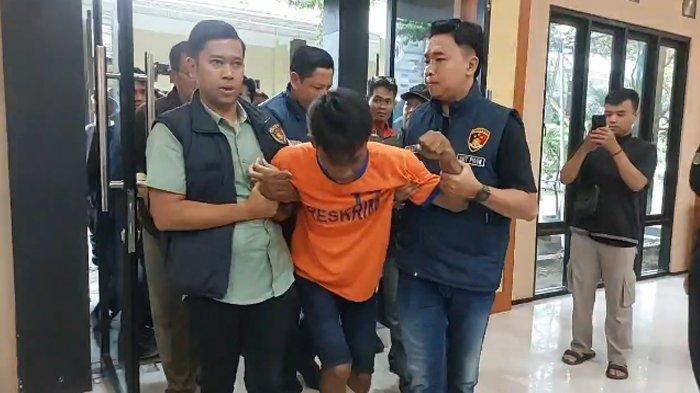 Yusak, pelaku pembunuhan keluarga guru di Ngancar, Kabupaten Kediri, saat dipapah memasuki ruangna konferensi pers di Mapolres Kediri, Jumat (6/12/2024).