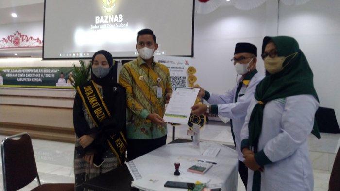 Bupati Kendal Dico M Ganinduto bersama istri Chacha Frederica mencontohkan zakat keteladanan di Pendopo Tumenggung Bahurekso, kemarin.