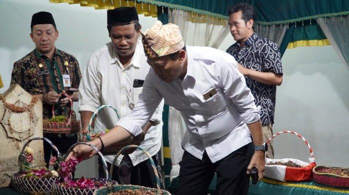 Pj Bupati Jepara Edy Supriyanta menabur bunga di Makam Ratu Kalinyamat, di Mantingan, Kecamatan Tahunan, Kabupaten Jepara, Selasa (7/11/2023). Di sana sekaligus menggelar doa bersama setelah Ratu Kalinyamat ditetapkan Pahlawab Nasional.
