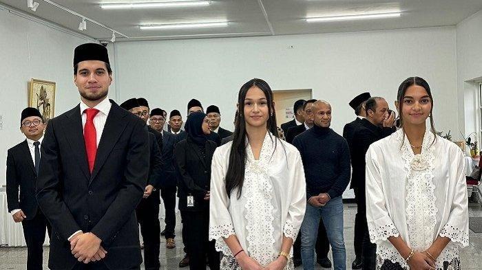 Kevin Diks (kiri), Estella Raquel Loupattij, dan Noa Johanna Christina Cornelia Leatomu kini resmi menjadi Warga Negara Indonesia (WNI) usai pengambilan sumpah kewarganegaraan yang digelar di Kedubes RI untuk Denmark, Jumat (8/11/2024).